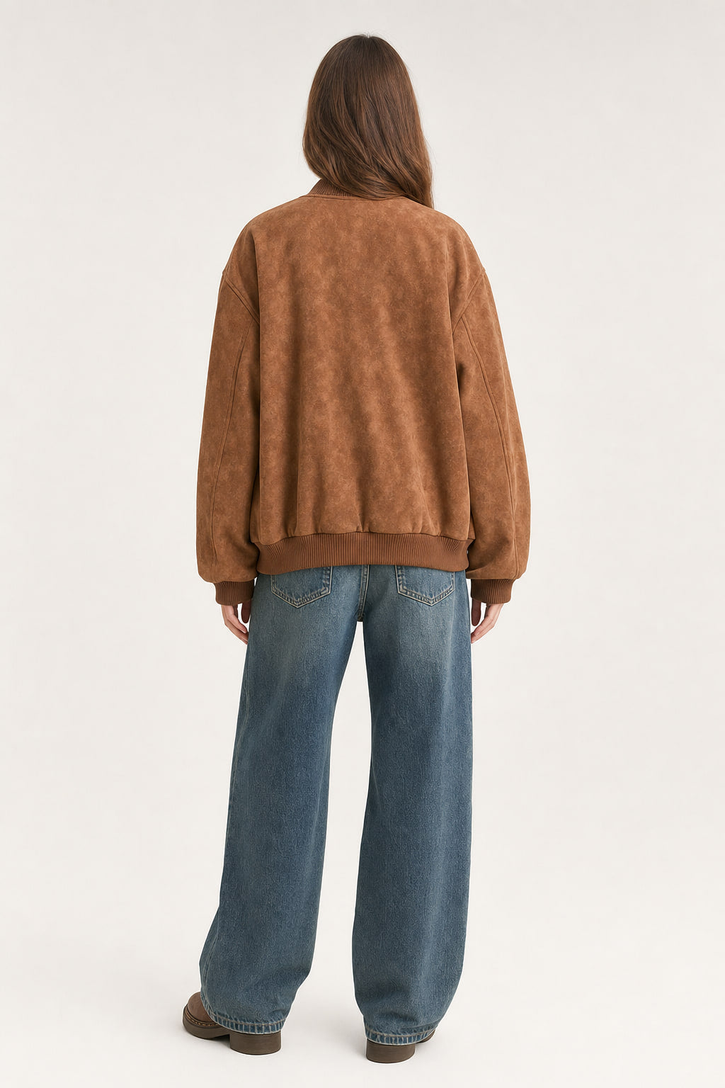 Dos du blouson court en suédine marron, coupe ample et bas en bord-côte