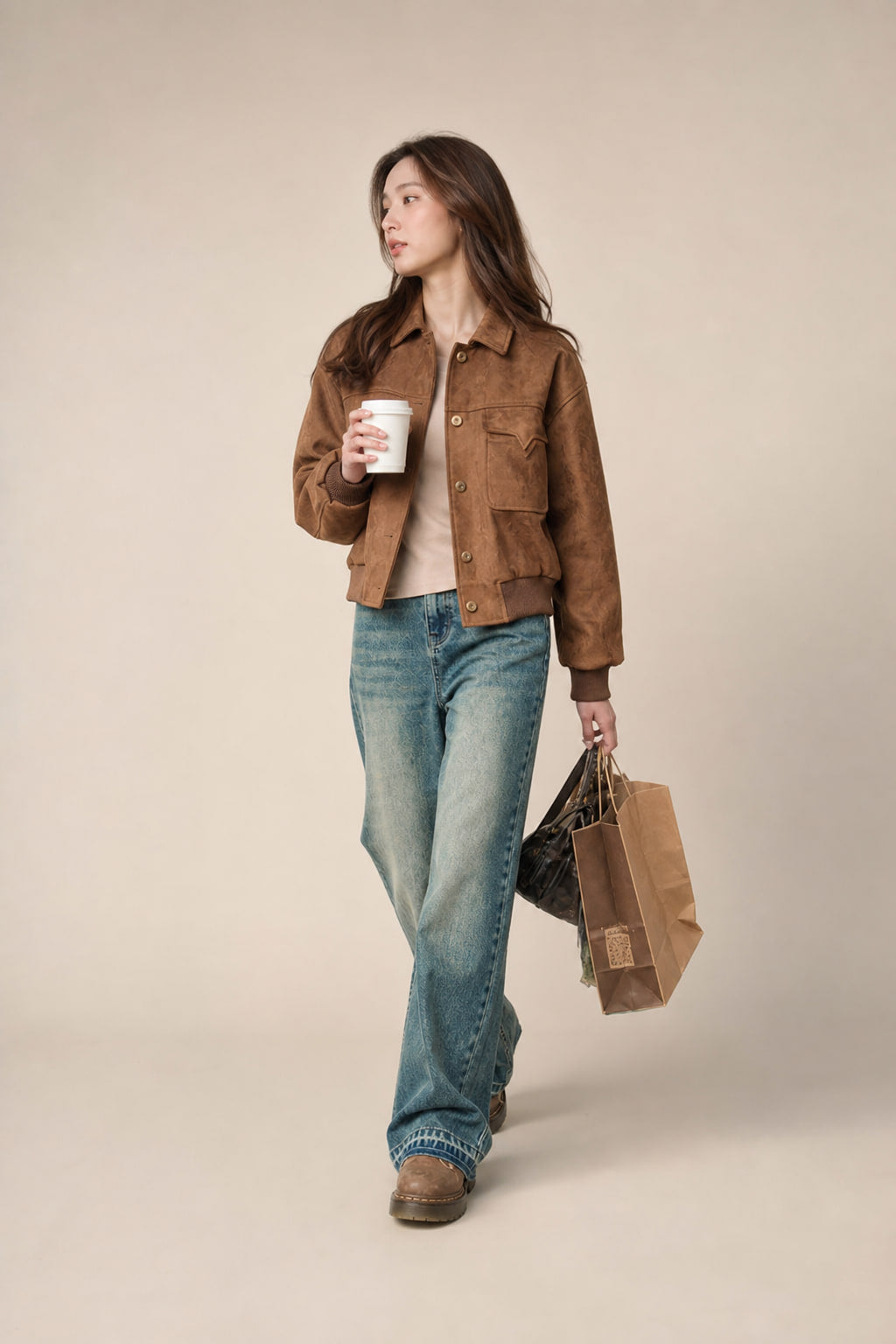 Blouson court en suédine marron porté en mouvement, volume oversize sur le buste