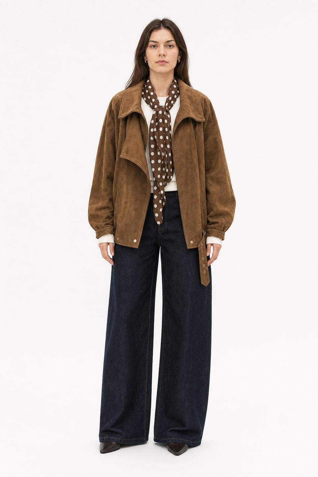 Blouson oversize en suédine café porté de face, col large à revers ouvert