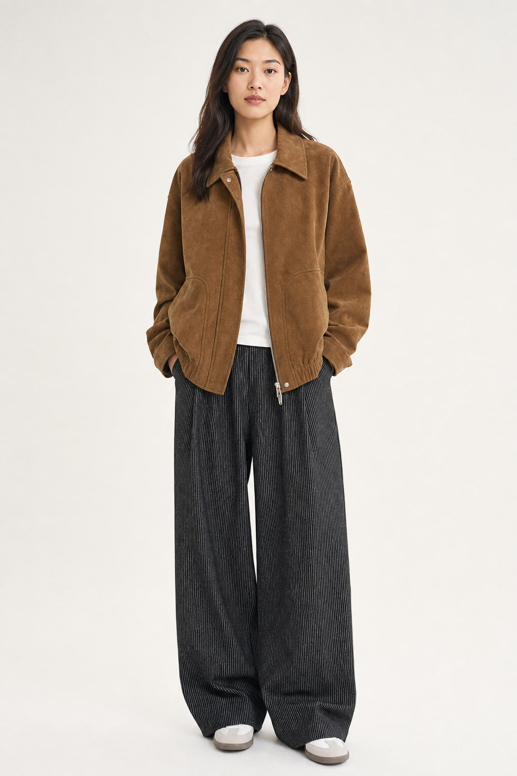 Blouson zippé en suédine marron cognac vu de face, col chemise ouvert et coupe courte oversize