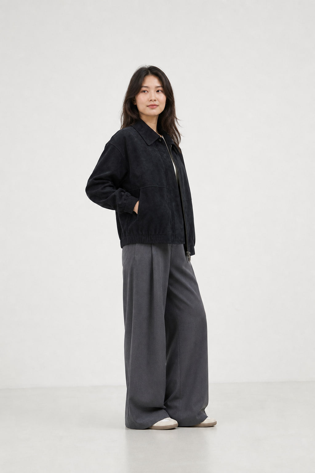 Blouson suédine noir vu de trois-quarts gauche, zip central fermé à mi-poitrine