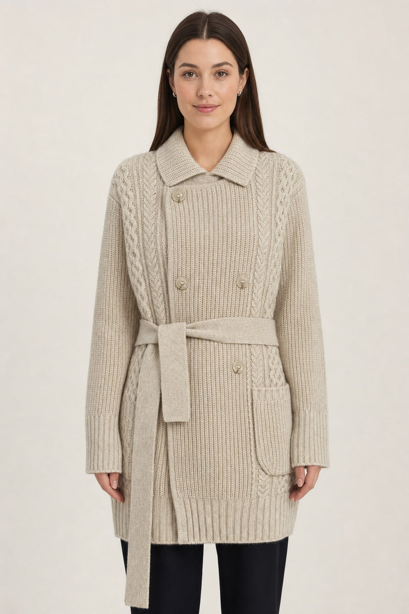 Cardigan long camel en maille torsadée porté de face, ceinture nouée à la taille