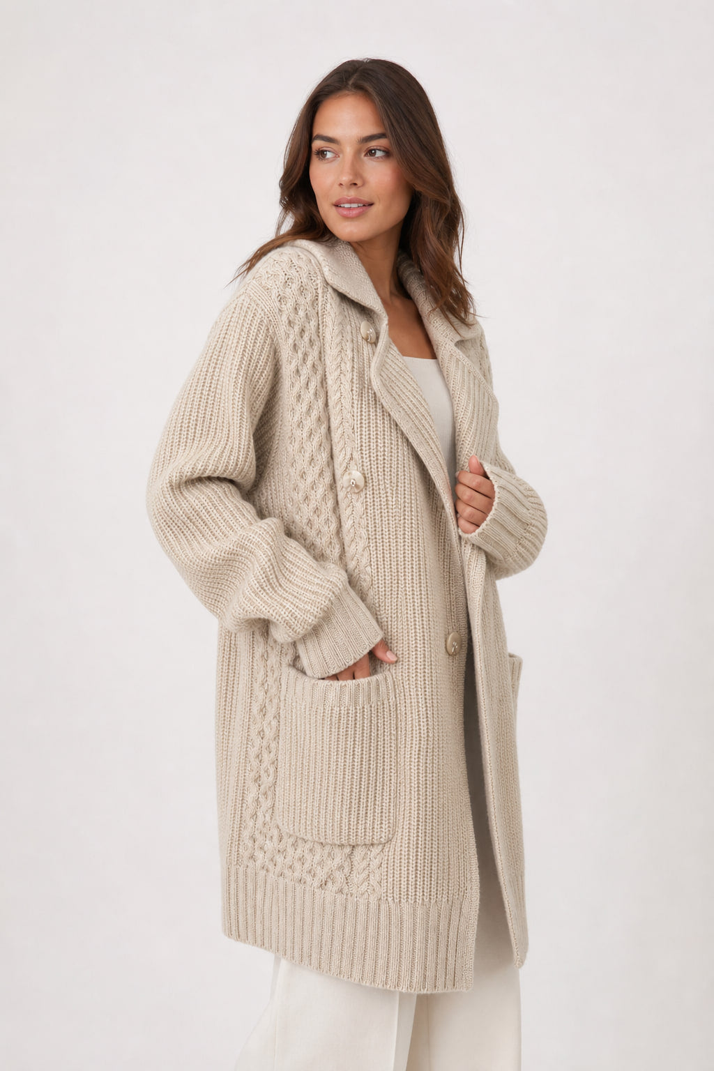Cardigan en maille ceinturé vu de trois-quarts droite, longueur mi-cuisse