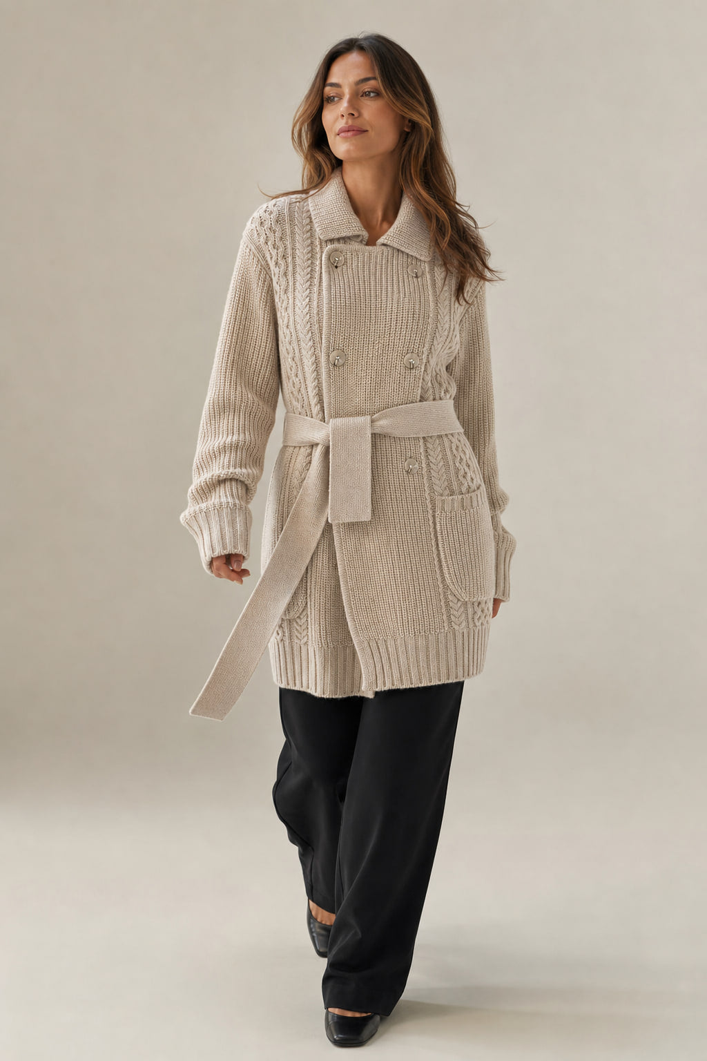 Cardigan long en maille en mouvement, manches volumineuses et pans qui s'ouvrent