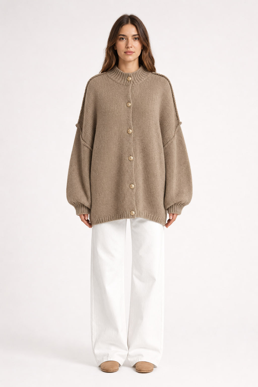 Cardigan oversize en maille épaisse vu de face, col montant côtelé et boutons ronds