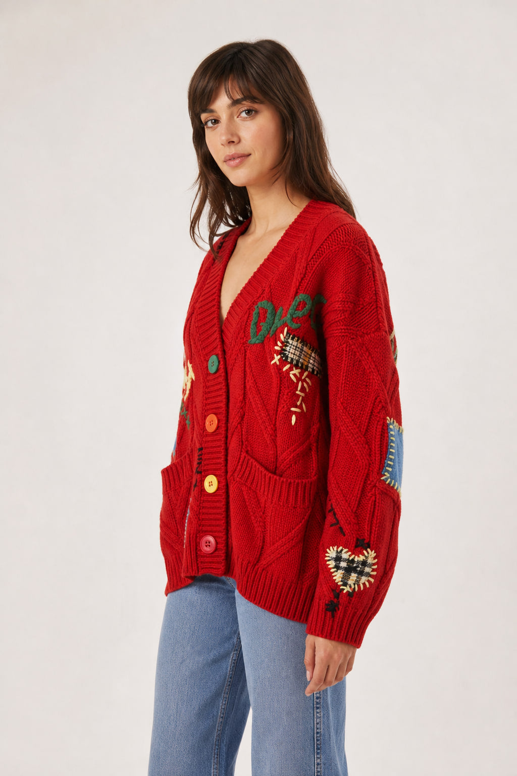 Cardigan en maille torsadée vu de trois-quarts droite, col V en large bord-côte et manches larges
