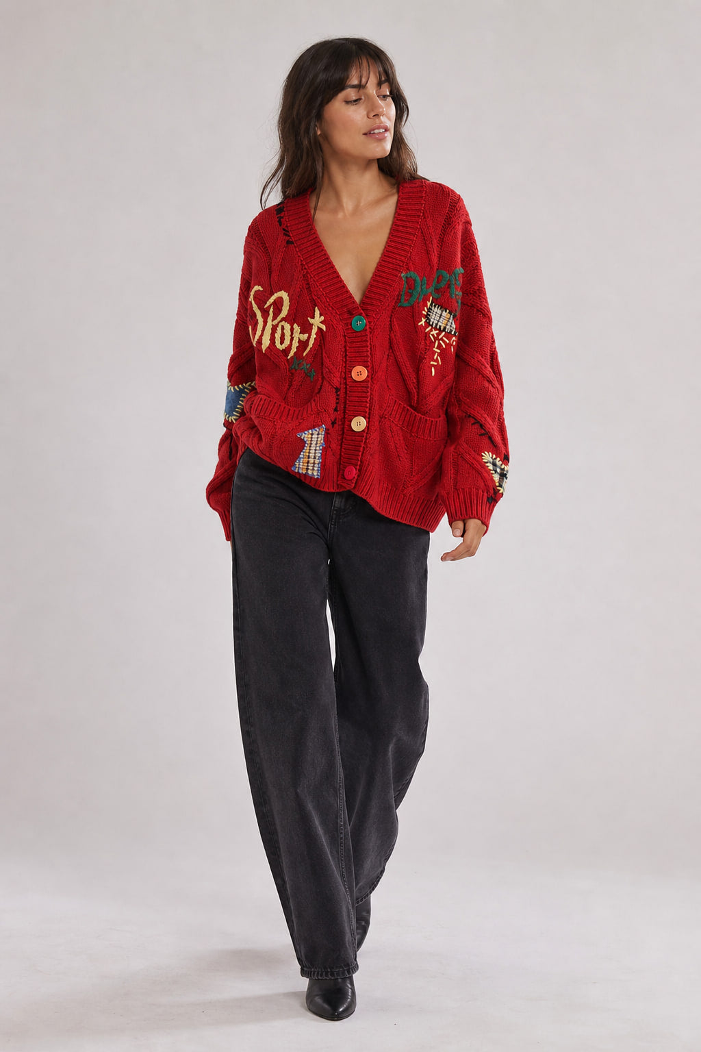 Cardigan oversize en maille épaisse saisi en mouvement, manches larges et tombé souple