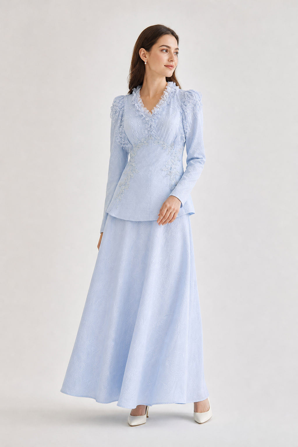 Ensemble blouse dentelle et jupe longue vu de trois-quarts droite