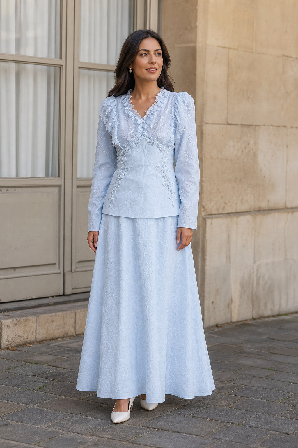 Ensemble deux pièces abricot porté en situation, tenue de cérémonie