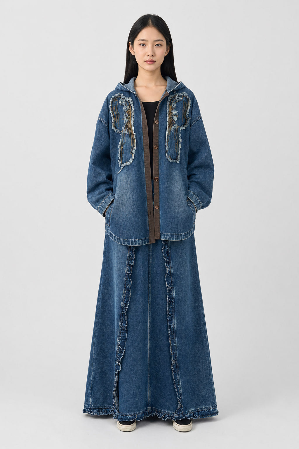 Ensemble denim bleu délavé vu de face : veste oversize à capuche brodée et jupe longue à volants