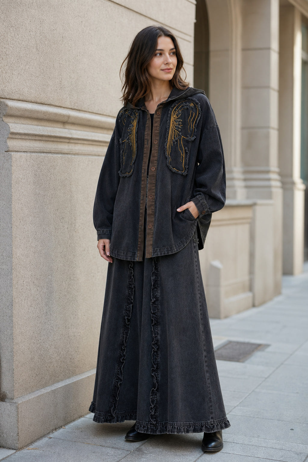 Ensemble denim brodé porté en situation, veste boutonnée et jupe longue à l'ourlet froncé