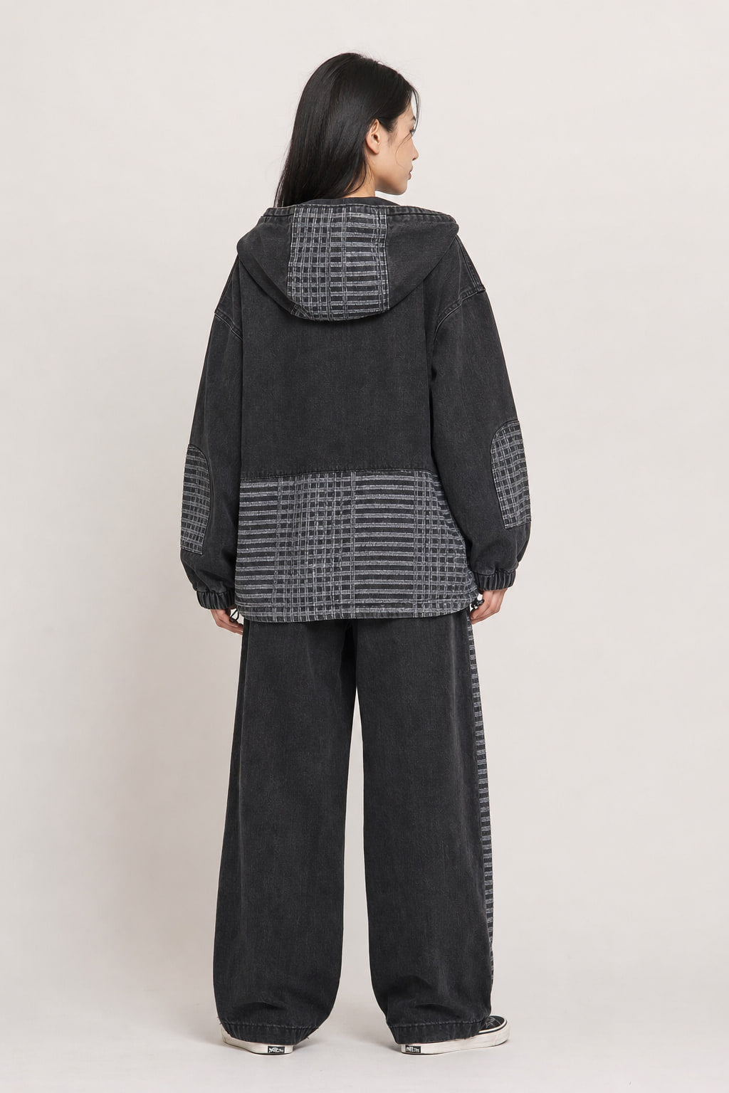 Dos de l'ensemble denim, capuche doublée et taille élastiquée apparente du pantalon