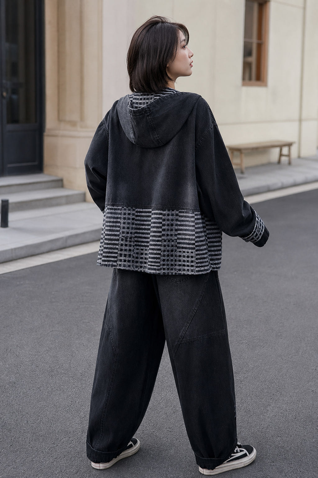 Ensemble denim porté en situation, silhouette complète avec baskets basses