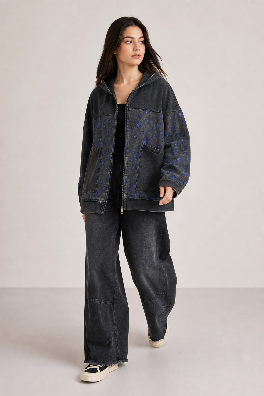 Ensemble denim en mouvement, tombé fluide du pantalon à jambe large