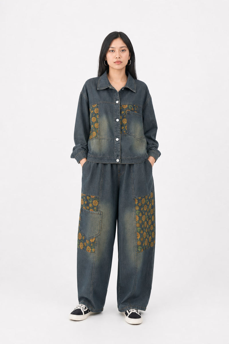 Ensemble denim bleu délavé vu de face : veste courte à boutons pression et pantalon large à empiècements fleuris