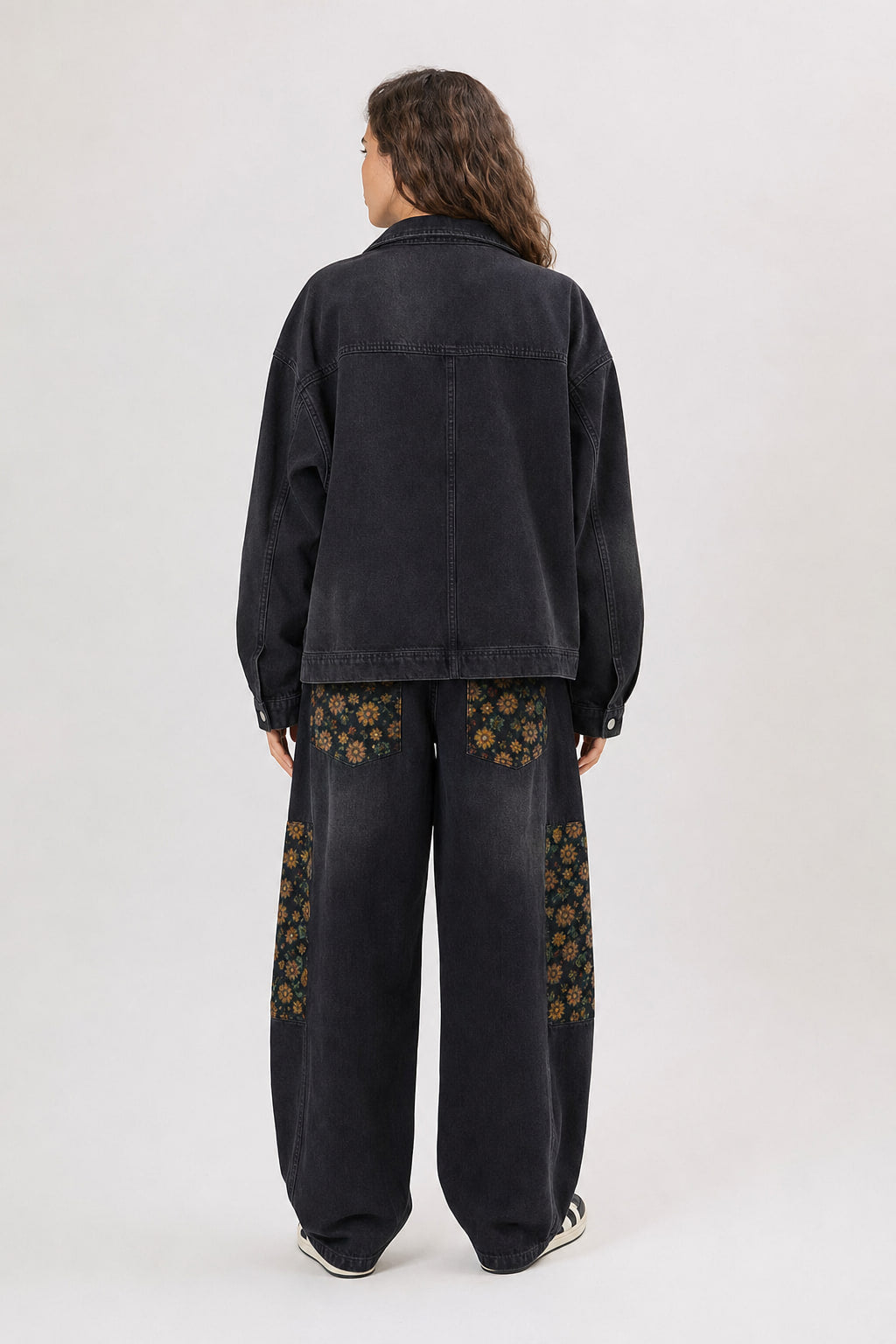 Dos de l'ensemble en denim bleu : veste oversize et pantalon large à jambe ballon