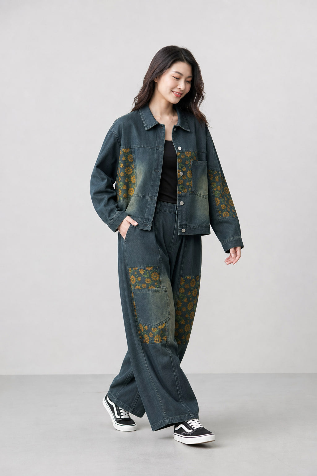 Ensemble denim bleu porté en mouvement, tombé fluide du pantalon large