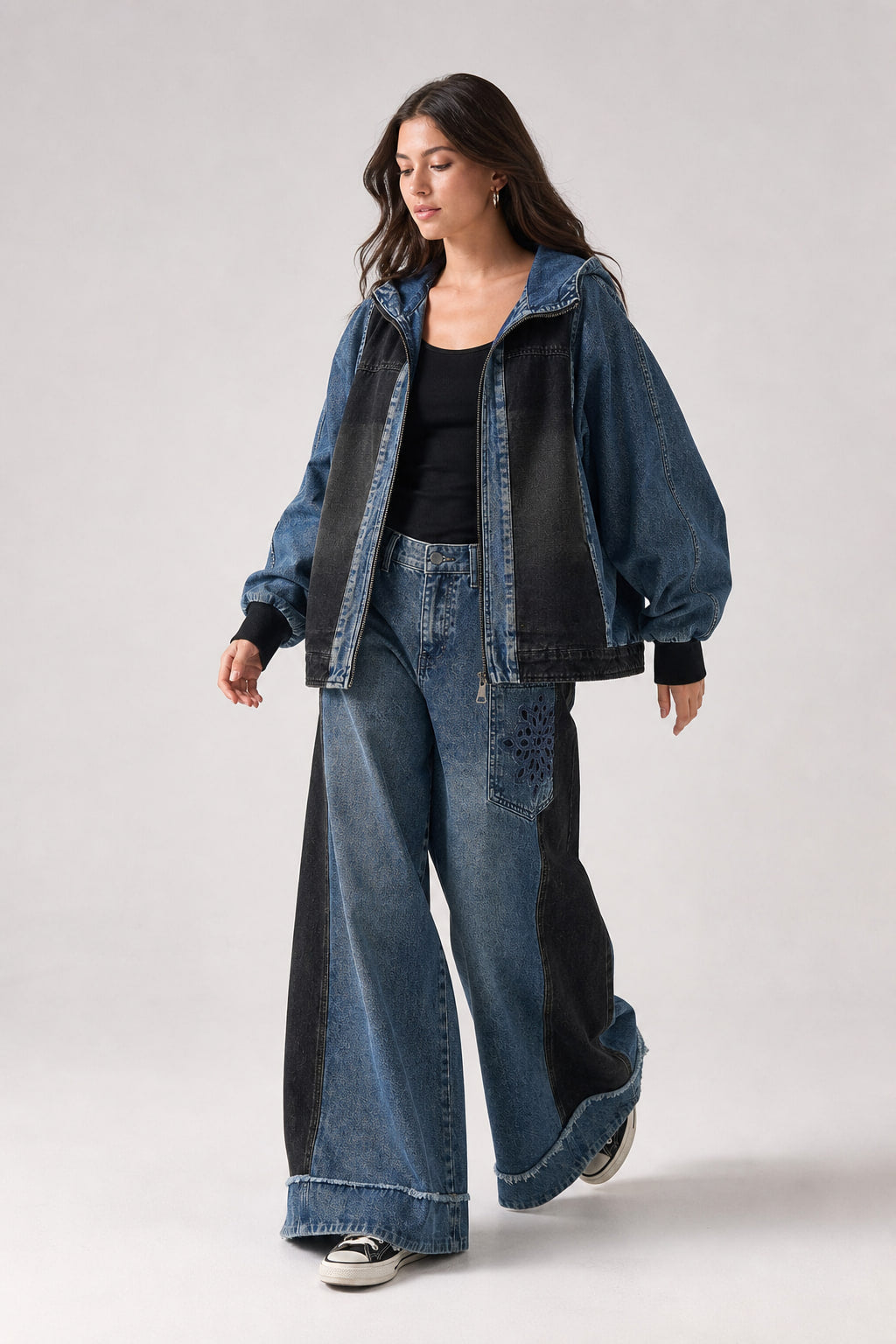 Ensemble denim en mouvement, volume du pantalon large et ourlet frangé