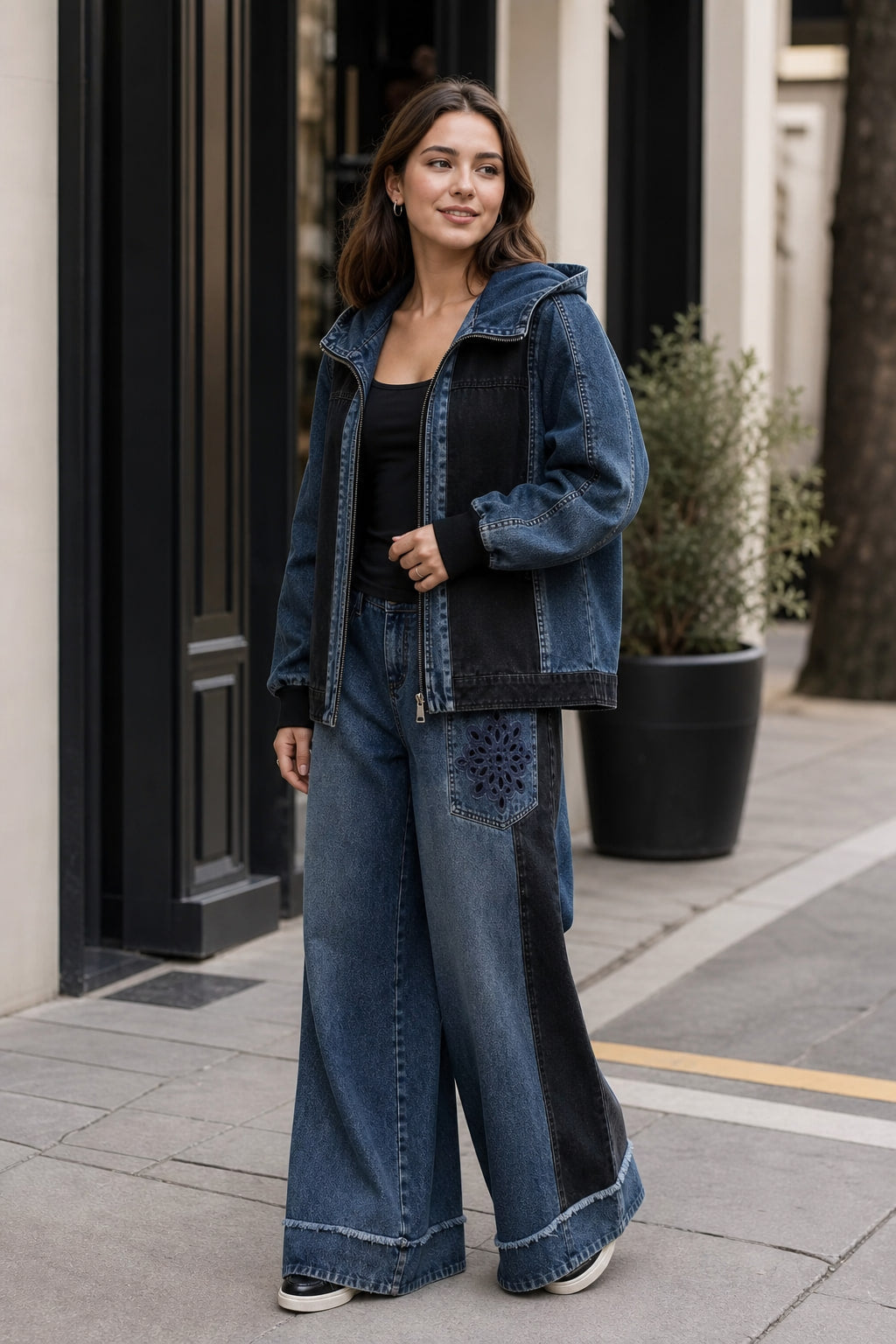 Ensemble denim porté en situation urbaine, veste oversize ouverte sur un haut clair