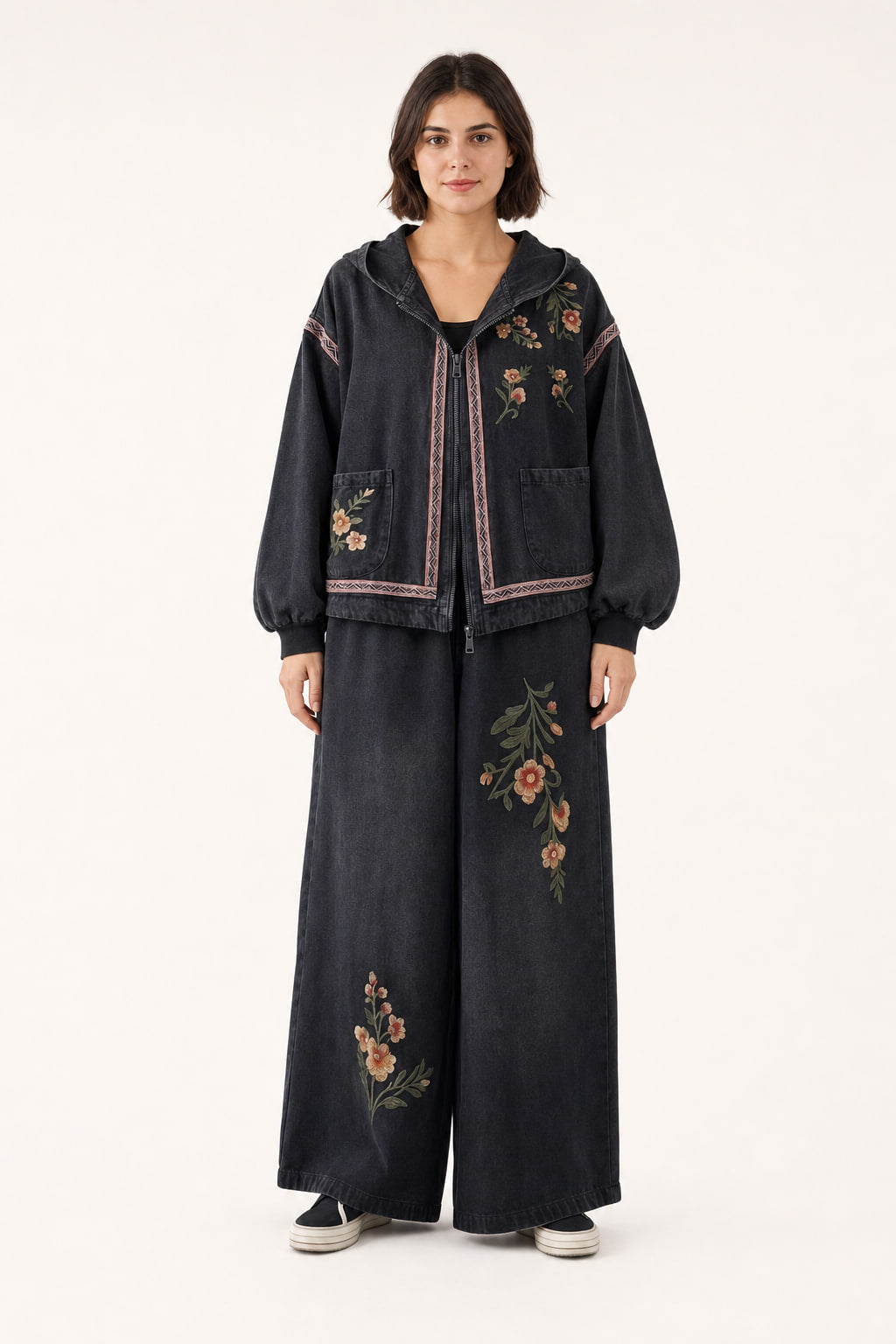 Ensemble denim brodé fleurs porté de face, veste à capuche zippée et pantalon large