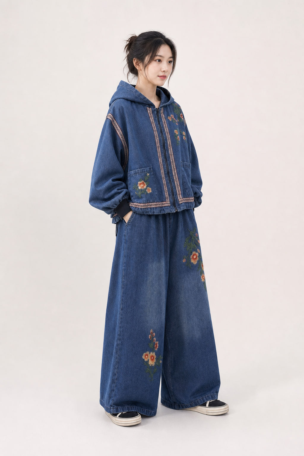 Ensemble denim brodé de trois-quarts droite, poches plaquées à rabat et galons tissés