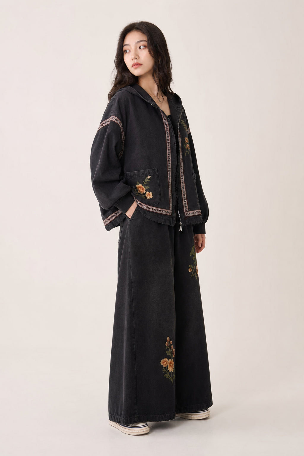 Ensemble denim brodé de trois-quarts gauche, volant en bas de veste et broderies florales