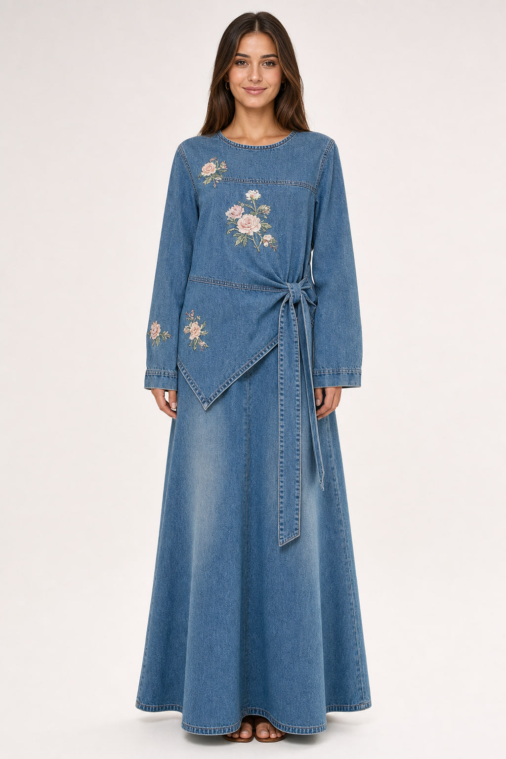 Ensemble en denim délavé brodé de fleurs roses, vue de face : veste nouée à la taille et jupe longue