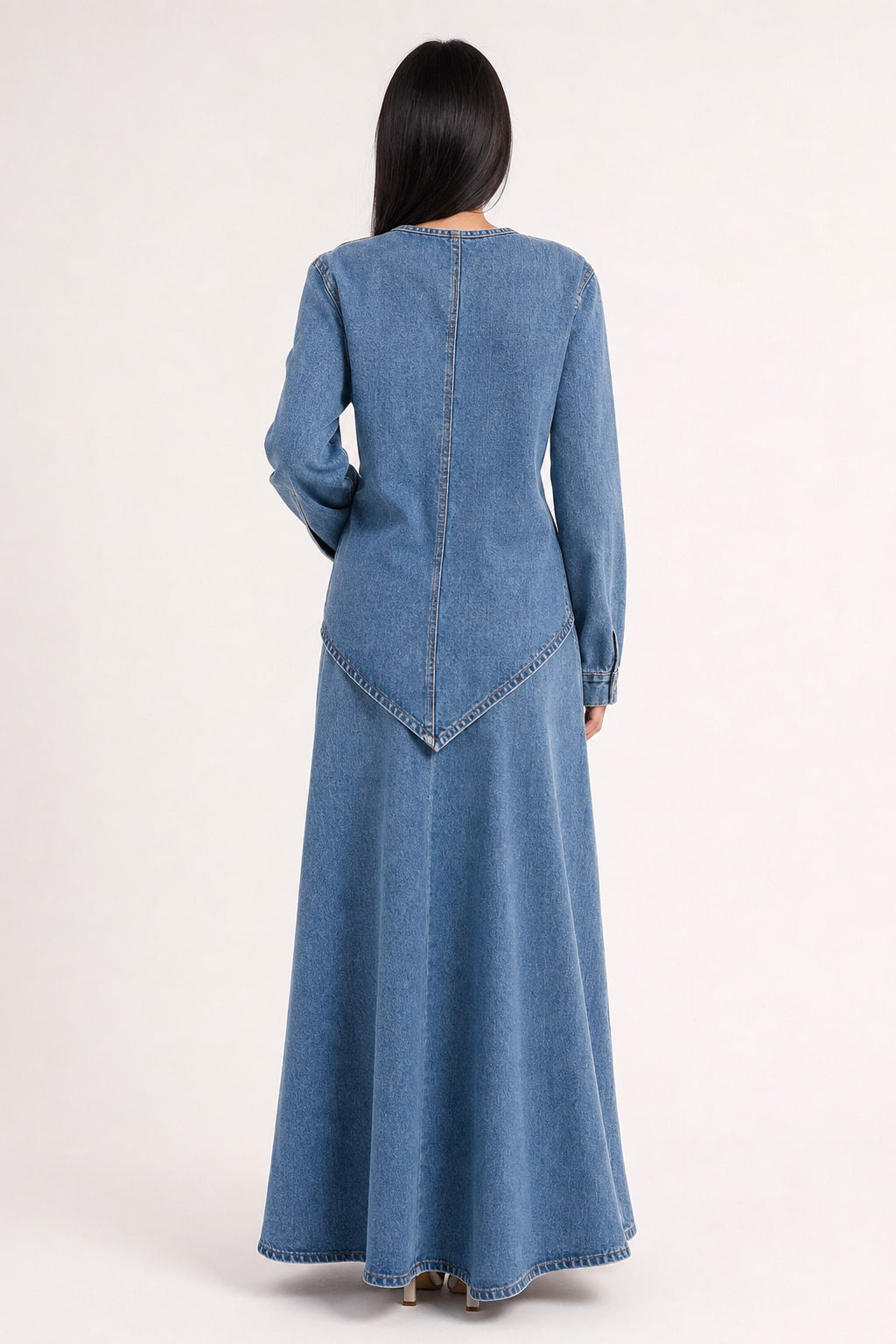 Dos de l'ensemble en denim brodé : veste ample à épaules tombantes et jupe longue sirène