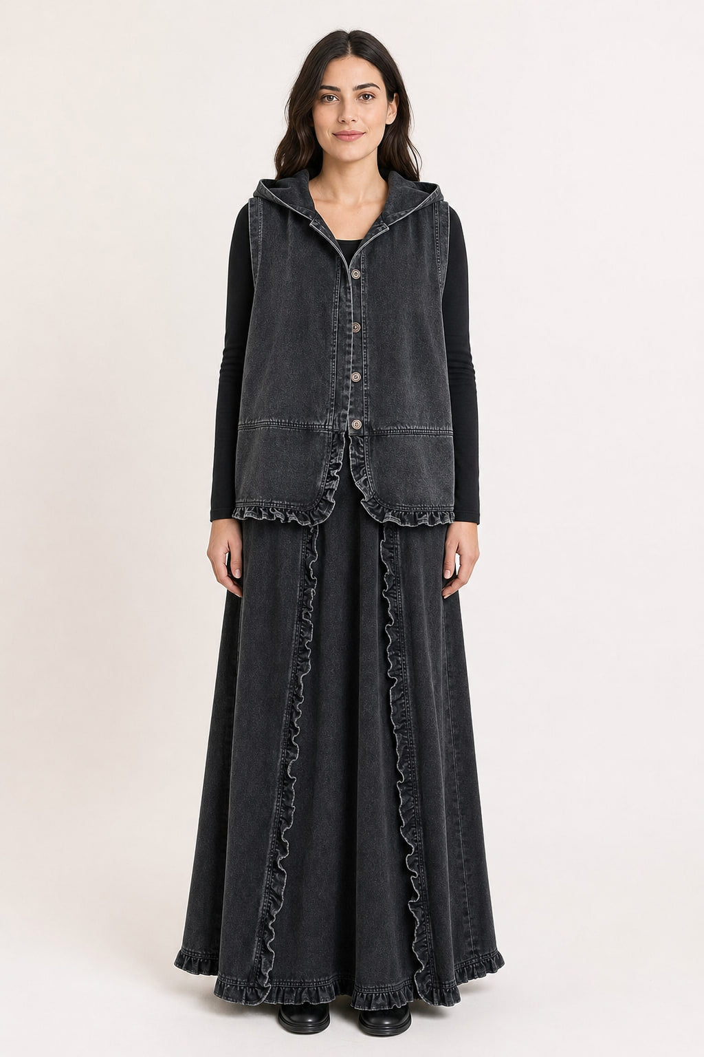 Ensemble en denim délavé porté de face : gilet à capuche boutonné et jupe longue à volants