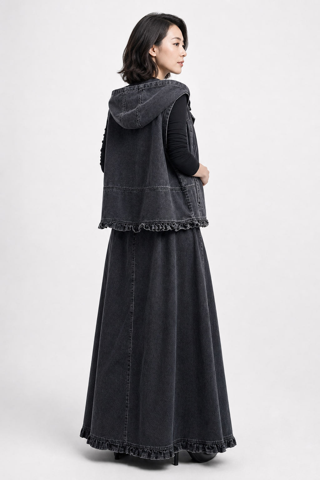 Ensemble denim vu de trois-quarts droite, découpe de taille et poches plaquées du gilet