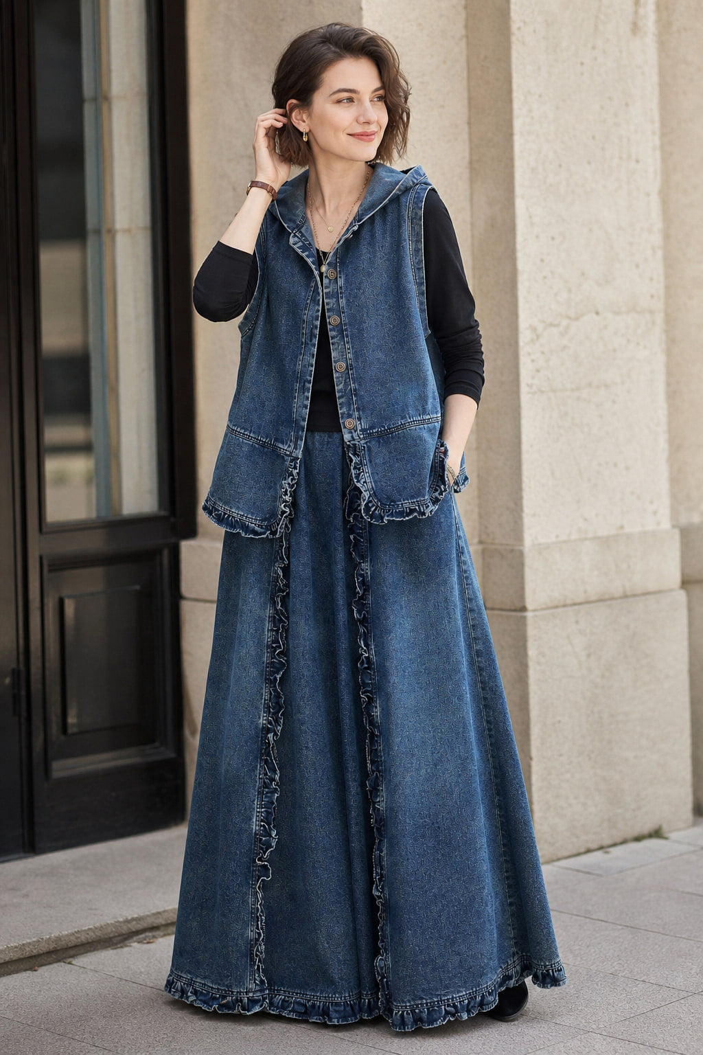 Ensemble denim gilet à capuche et jupe longue porté en situation, avec bottines plates