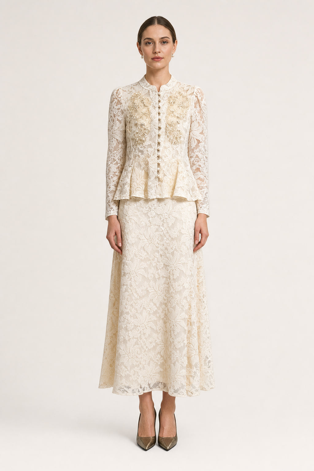 Ensemble en dentelle florale vu de face, veste à basque boutonnée et jupe longue