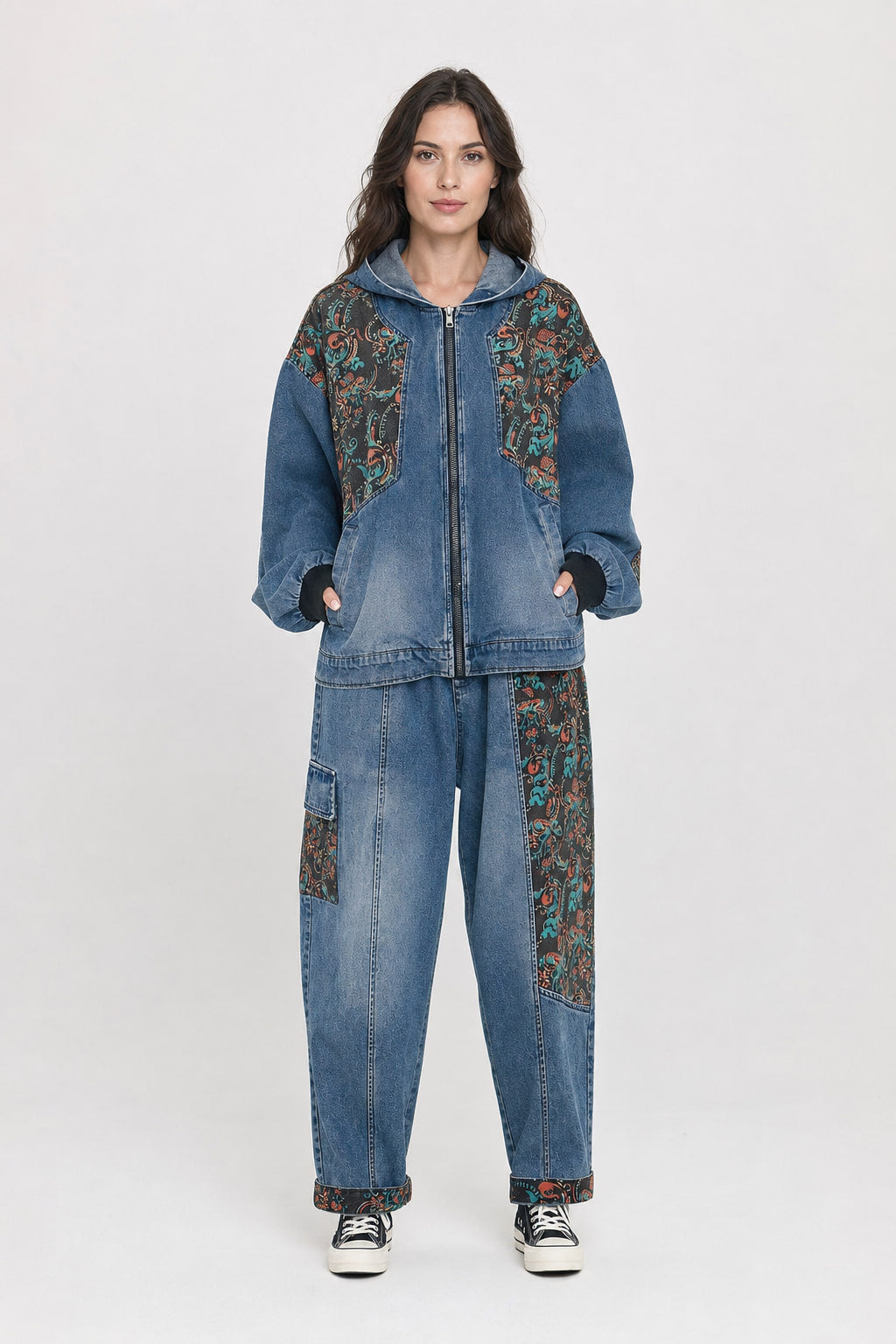 Ensemble en denim bleu clair vu de face : veste courte zippée à capuche et pantalon large à revers imprimé