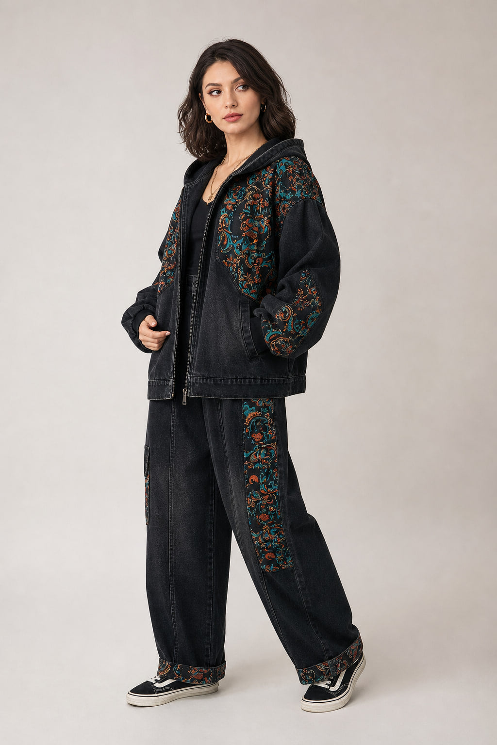 Ensemble denim vu de trois-quarts droite : épaules tombantes et volume du pantalon large