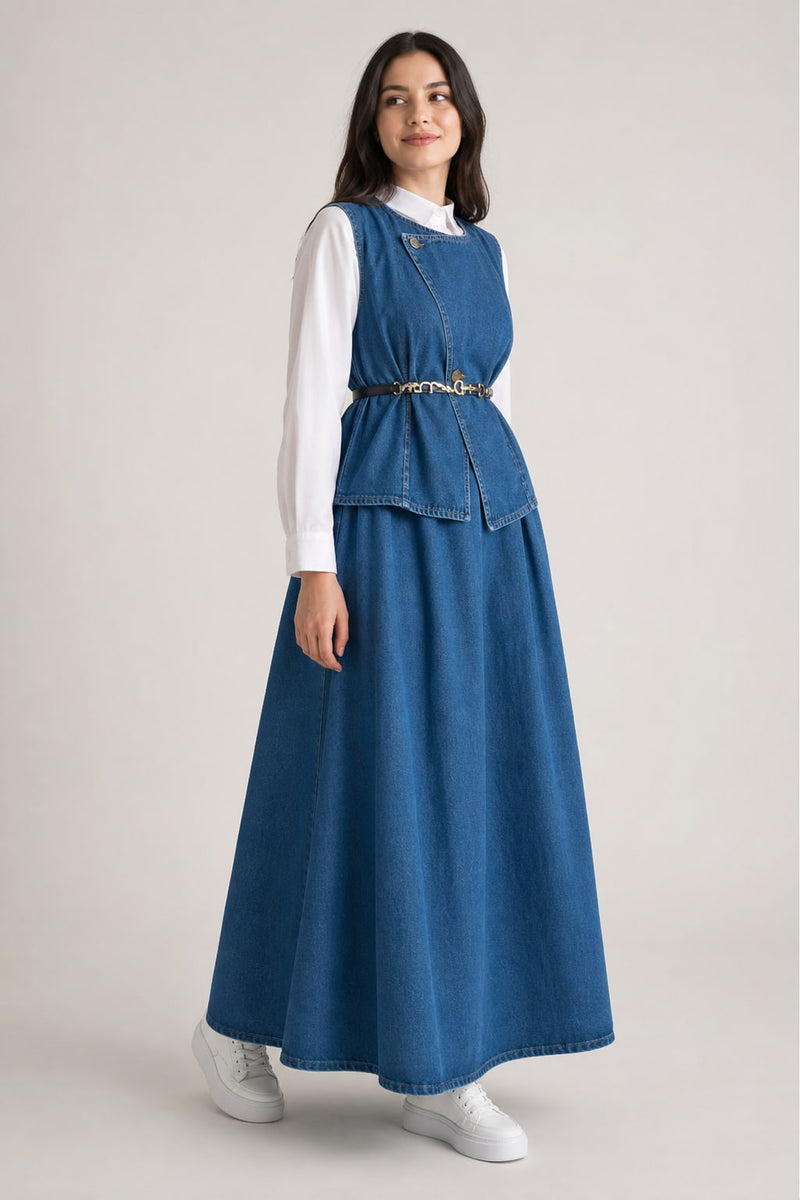 Ensemble denim vu de trois quarts droite, basque asymétrique du gilet et ampleur de la jupe