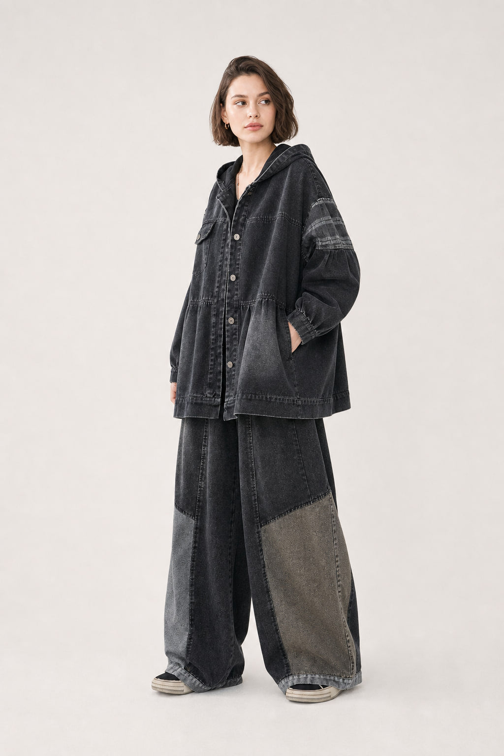 Veste en denim à capuche de trois quarts gauche, poche poitrine à rabat boutonné