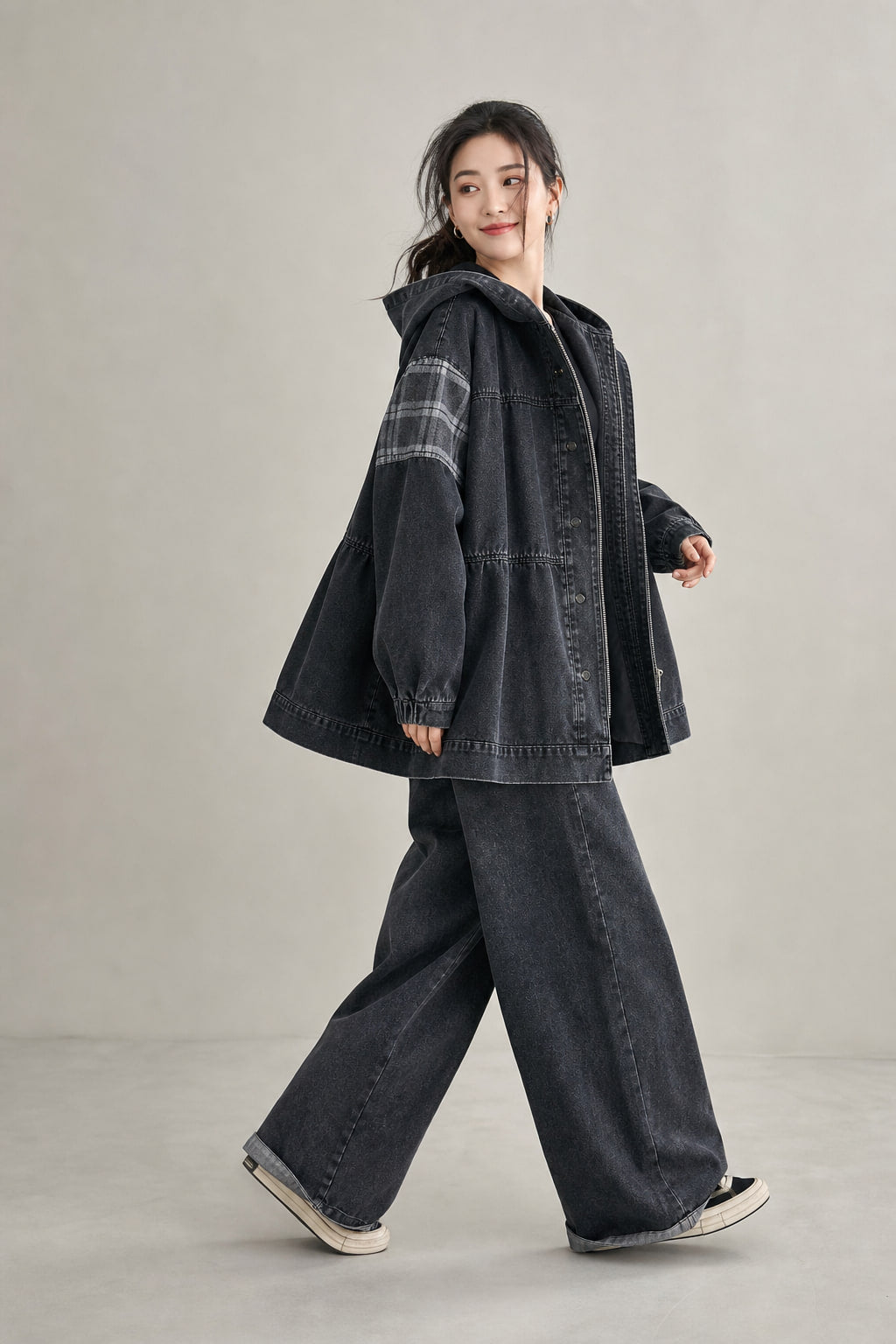 Ensemble denim en mouvement, tombé fluide du pantalon large