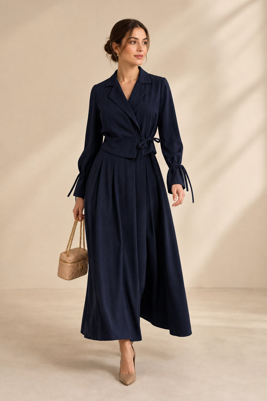 Jupe longue à plis creux en mouvement à la marche, veste nouée à la taille