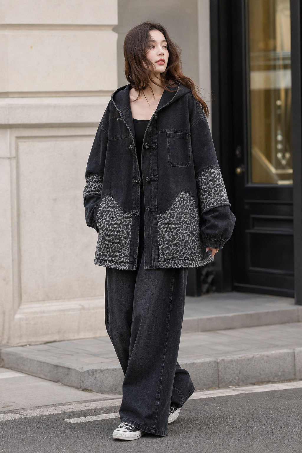 Ensemble denim porté en situation, veste à capuche ouverte sur le pantalon taille haute