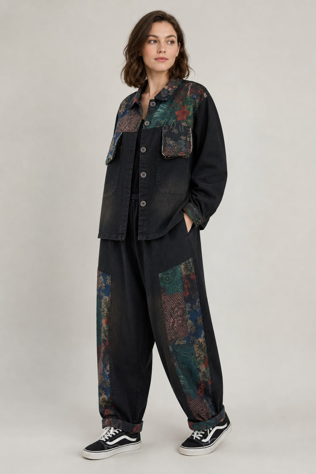 Ensemble denim patchwork de trois-quarts droite, empiècements imprimés sur l'épaule et la jambe
