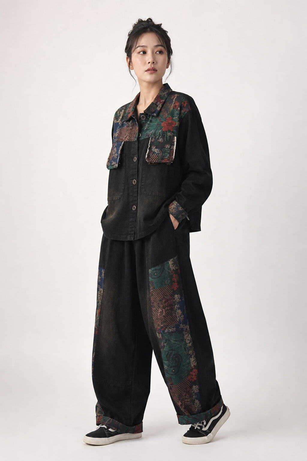 Ensemble denim patchwork de trois-quarts gauche, délavage irrégulier et surpiqûres apparentes