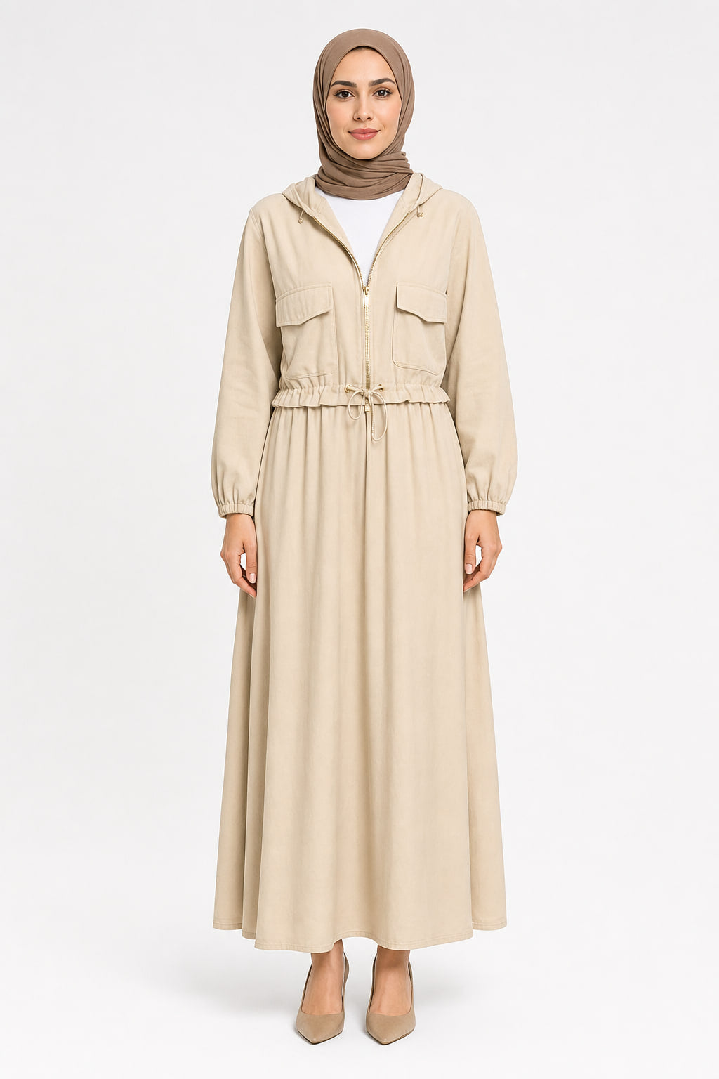 Femme de face portant l'ensemble SQOCH : veste courte zippée à capuche avec cordon de taille et poches à rabat, et jupe longue ample