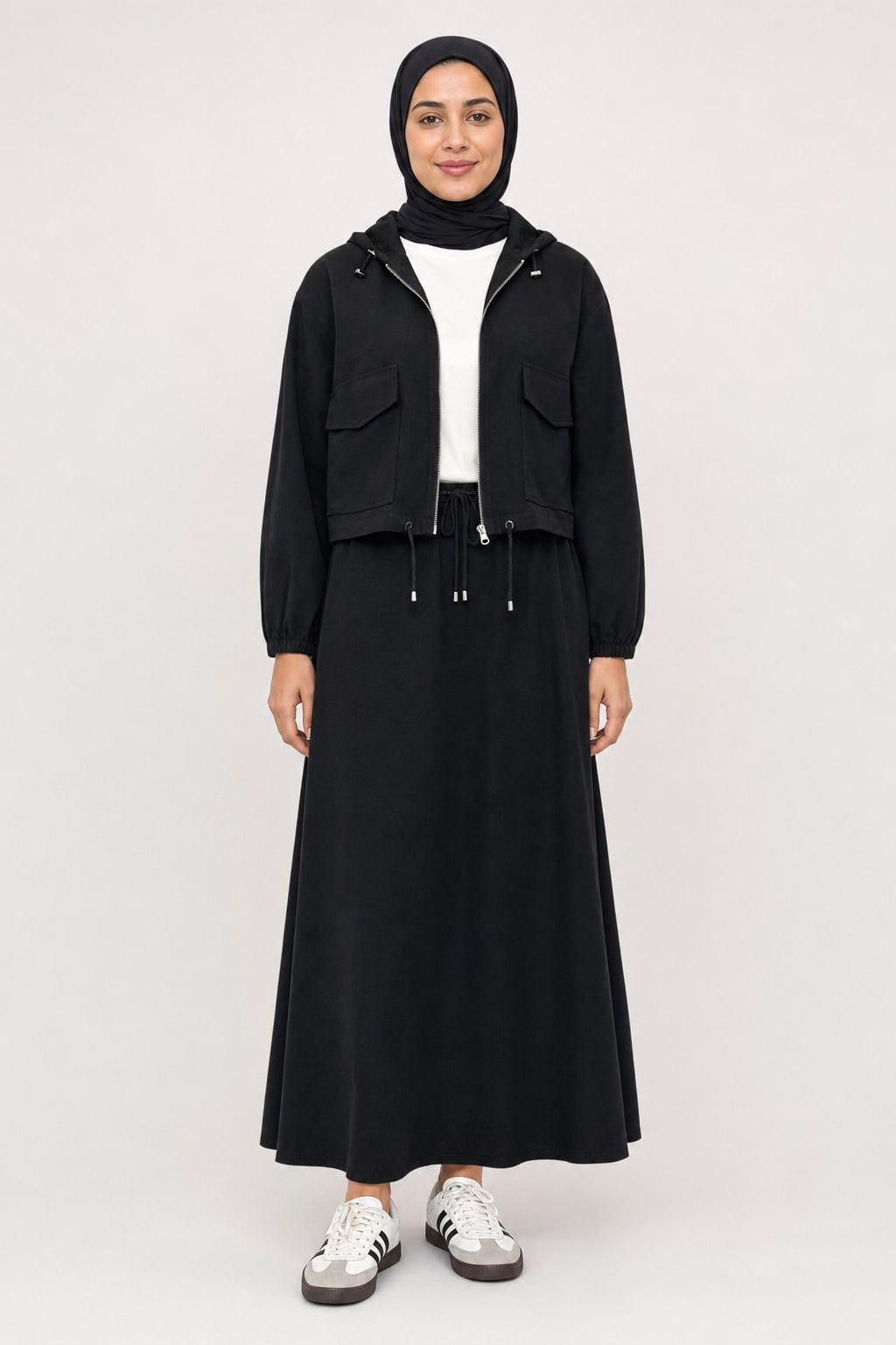 Ensemble veste courte à capuche zippée et jupe longue, vue de face