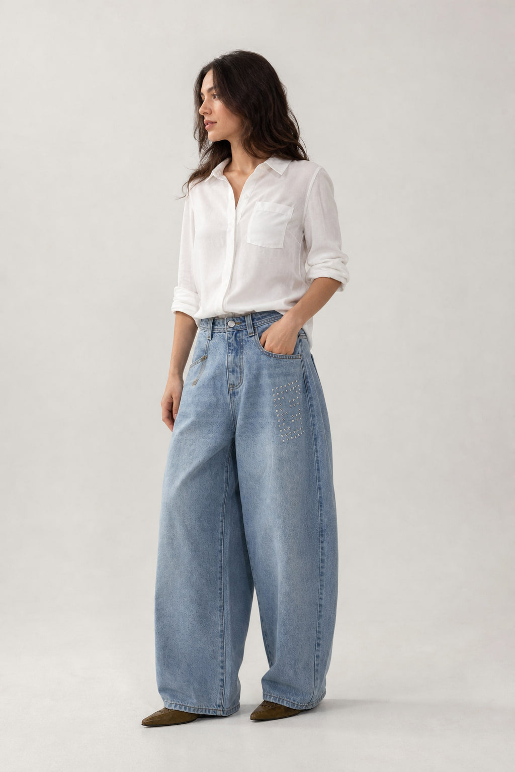 Jean baggy taille haute de trois-quarts gauche, coutures latérales incurvées et passants de ceinture