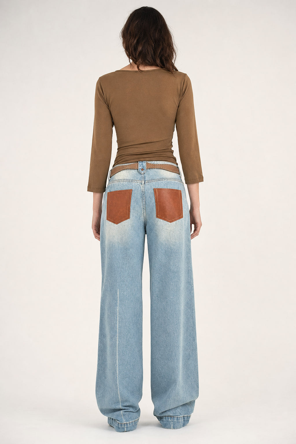 Dos du jean large avec poches plaquées ton caramel