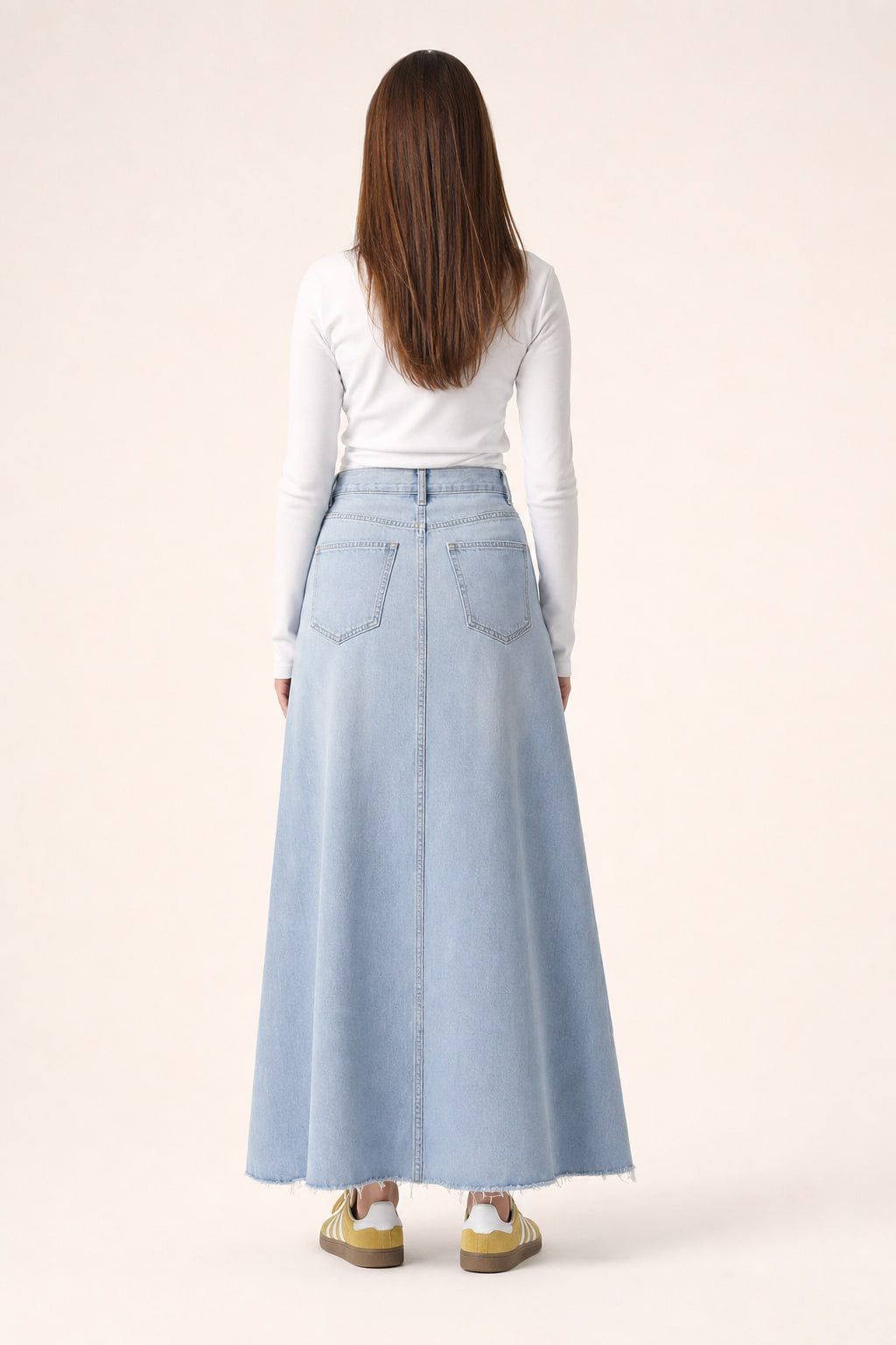 Dos de la jupe maxi en denim, poches plaquées et découpes verticales