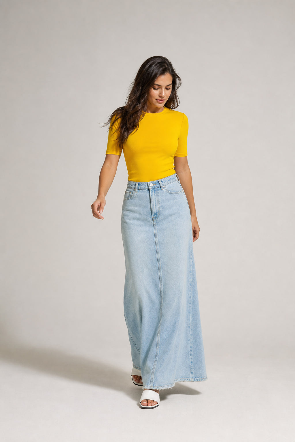 Jupe sirène en denim en mouvement, ampleur de l'ourlet à la cheville