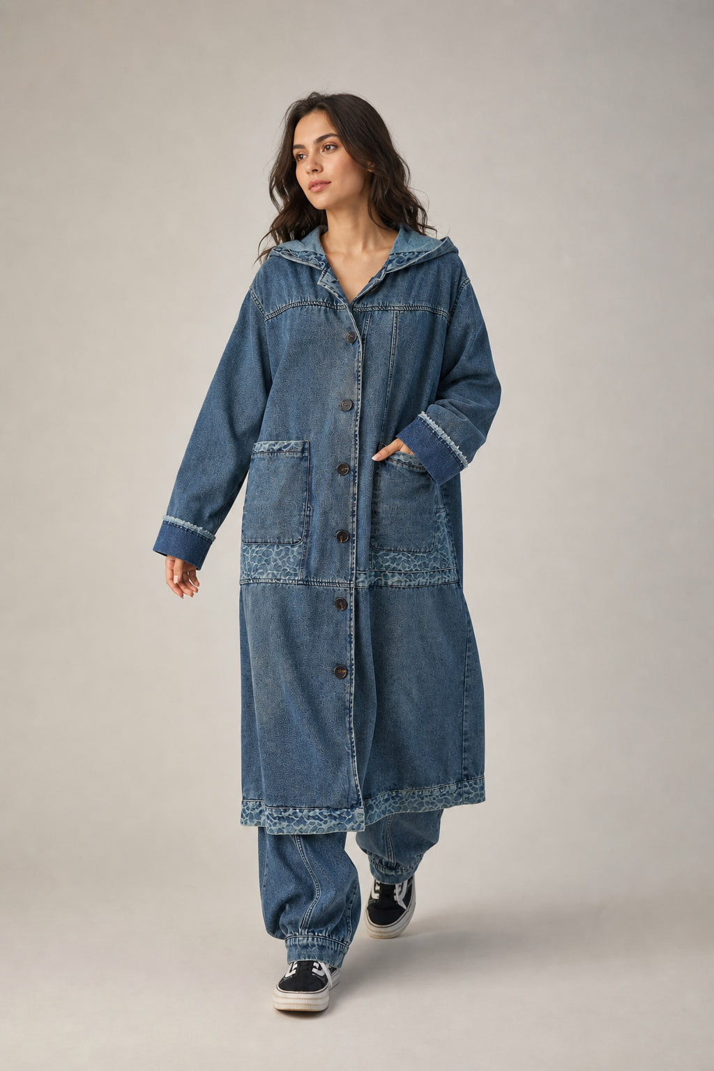 Manteau long en denim à capuche en mouvement, tombé ample et ourlet contrasté