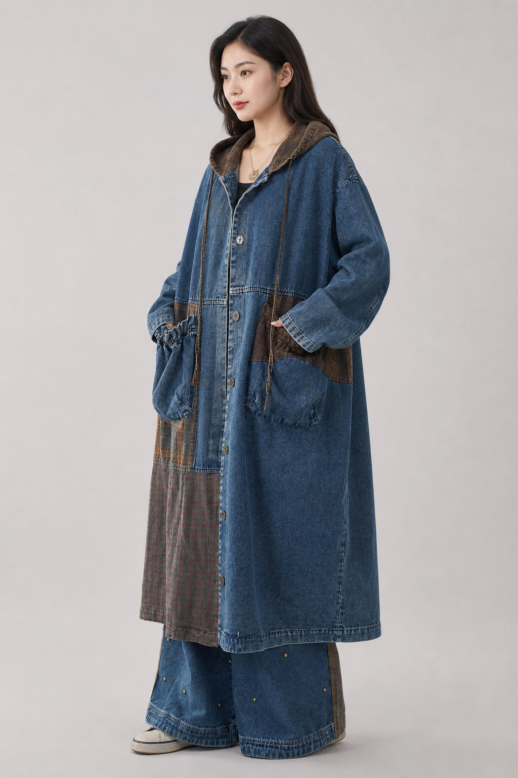 Manteau long en denim vu de trois-quarts gauche, fente latérale et longueur sous le genou
