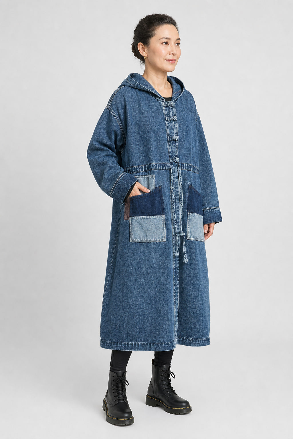 Manteau en denim bleu vu de trois quarts droite, cordon de taille noué et tombé évasé